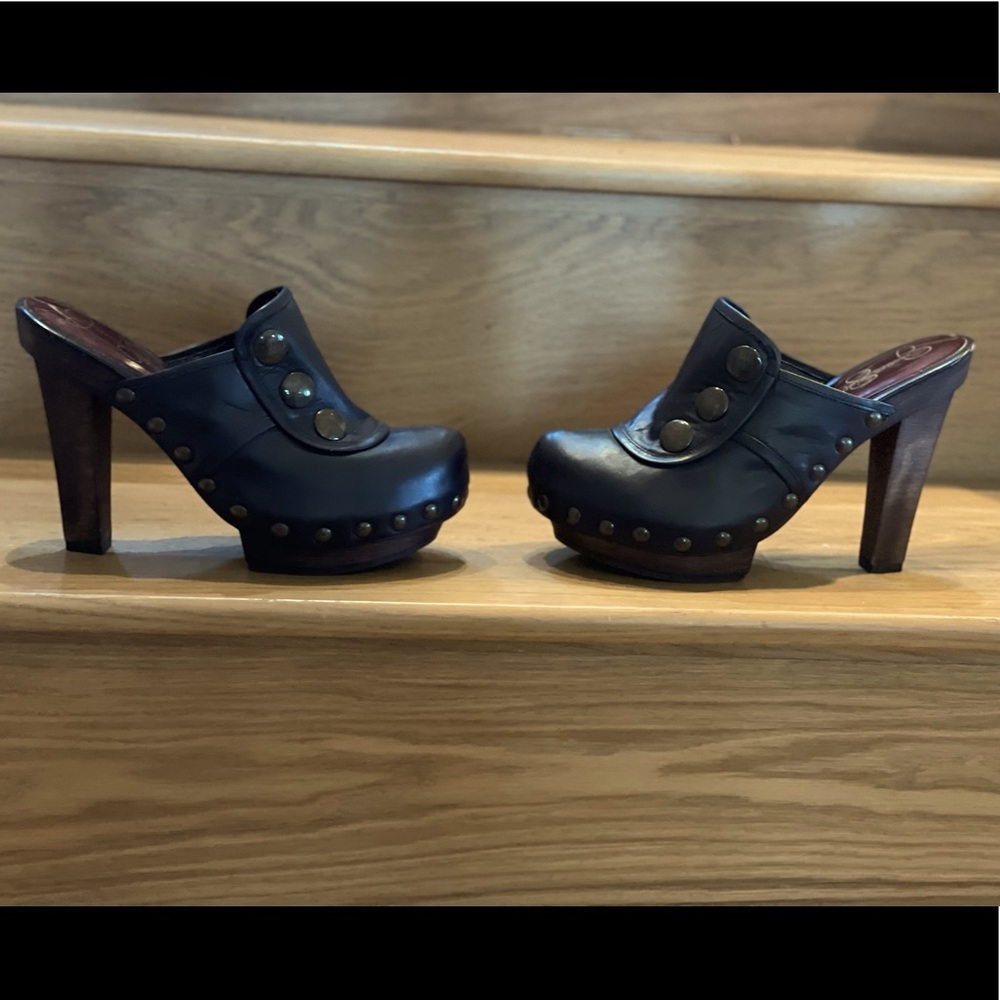 Jessica Simpson black leather heeled clogs